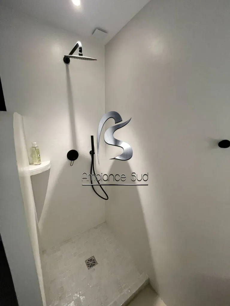 Réalisation d’une salle de bain avec douche en béton ciré blanc à la Ciotat 13