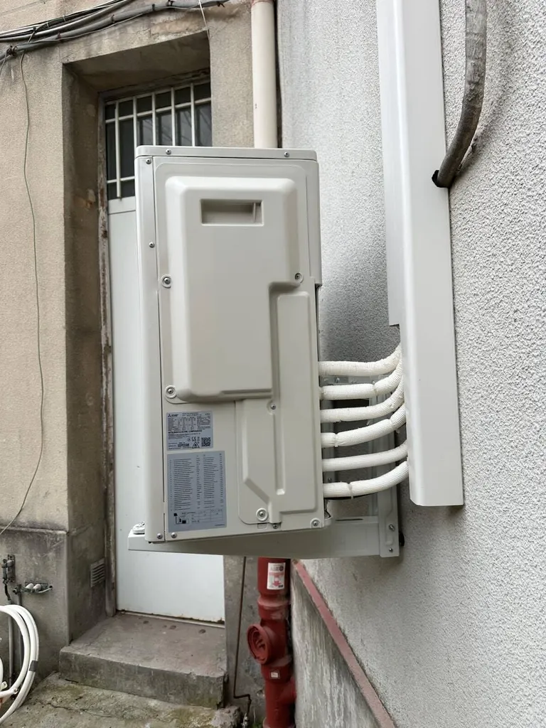 Installation d’une climatisation réversible Split Daikin dans un bureau à Gagny 