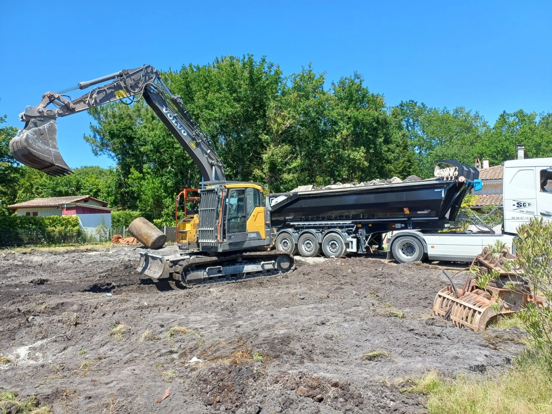 Démolition contrôlée d'une maison avec tri des déchets sur chantier à Artigues près bordeaux