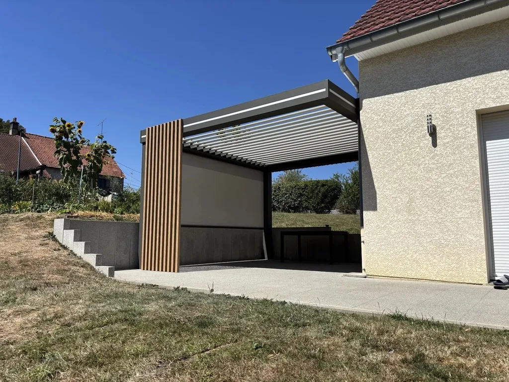 Pergola bioclimatique intégrale attenante avec stores intégré et leds dans les lames  à Héricourt 70400 – fourniture et pose par SB CONCEPT