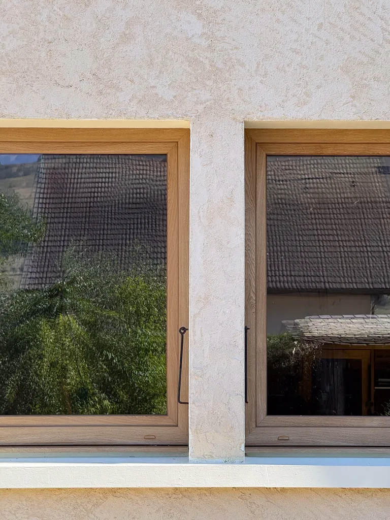 Nouveau chantier de menuiseries extérieures à La Tour en Haute-Savoie avec fenêtres PVC aspect chêne naturel sur-mesure