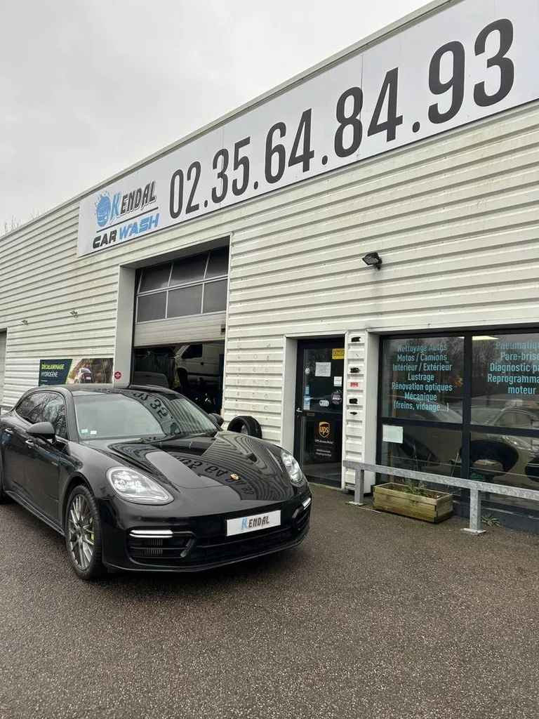 Changement de pneu et de plaquettes arrière sur une Porsche Panamera hybride près de Rouen 76