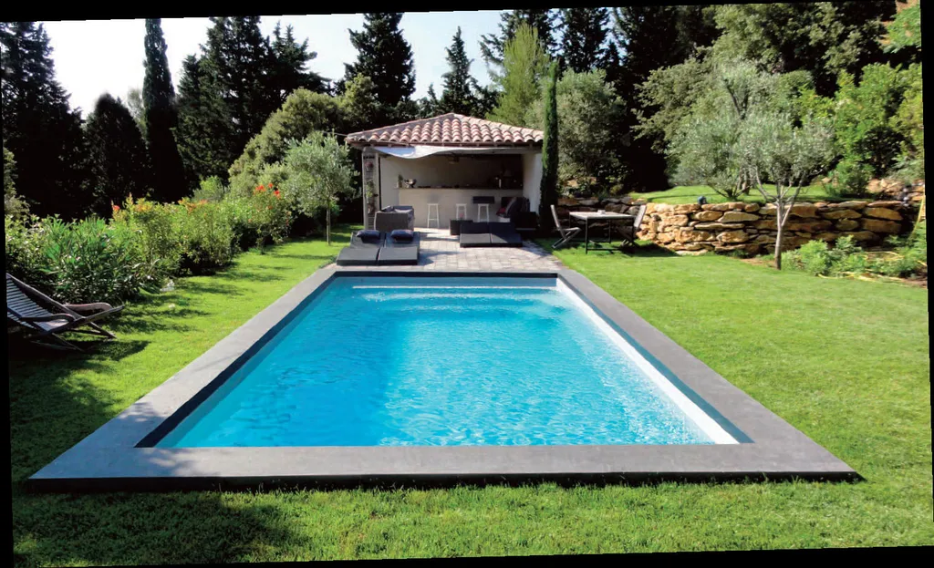 Construire une piscine rectangulaire contemporaine avec pool house et intégration paysagère à Marseille et dans les Bouches-du-Rhône