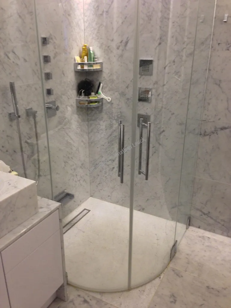 Salle de bains en marbre de Carrare