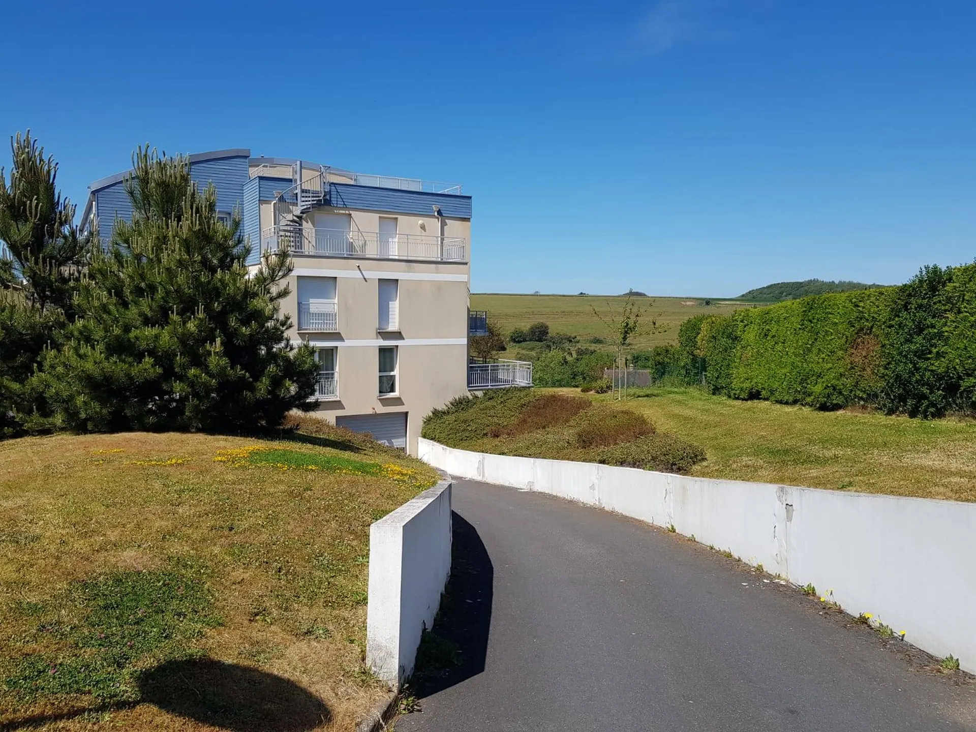 Appartement F3, avec ascenseur, dans le bourg côtier de St VALERY EN CAUX, en Normandie