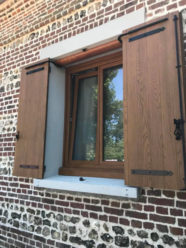 Pose de volets battants isolants en fibre résine secteur Fécamp, Toussaint (76) sur maison ancienne