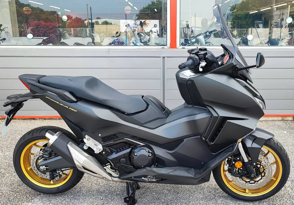 HONDA FORZA 750 DU 05/2025 AVEC 500 KM.