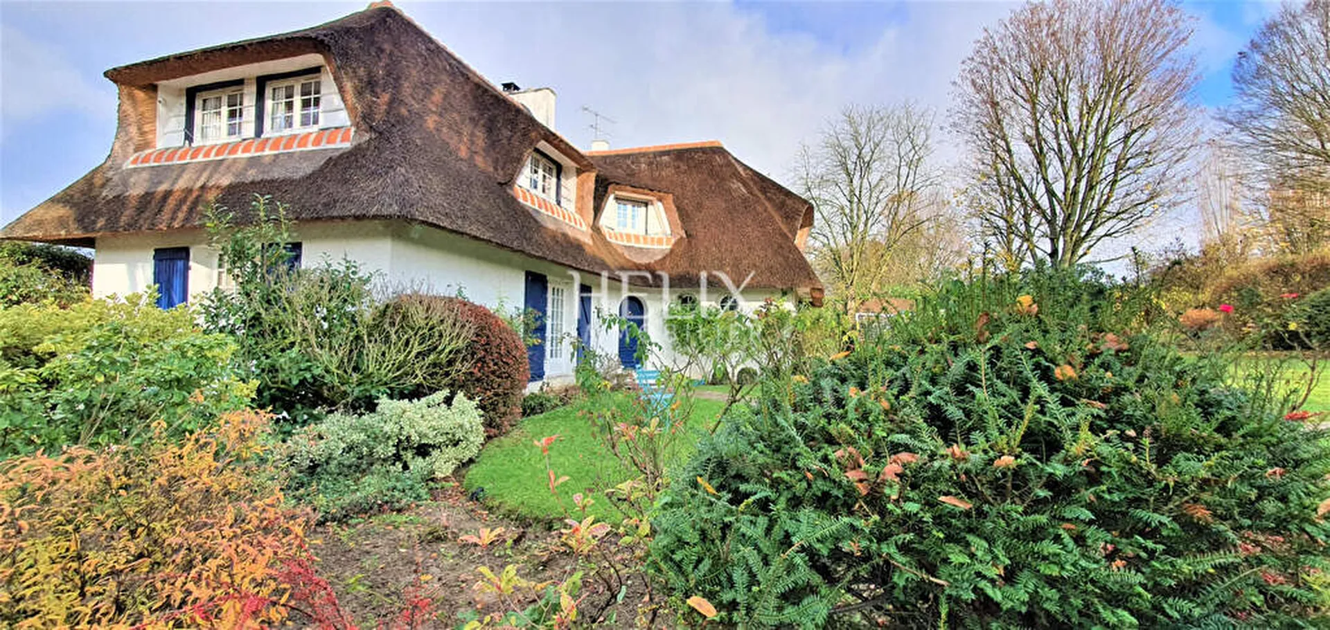 Vue sur le golf de Saint Nom la Bretèche pour cette maison avec 5 chambres