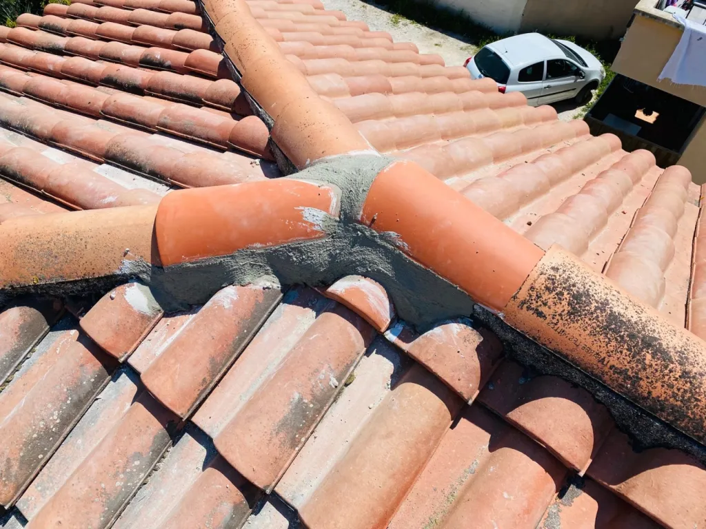 Réparation d’une toiture avec tour de cheminée sur Aix en Provence