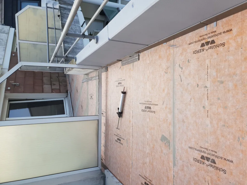 Pose de gazon synthétique avec étanchéité sur terrasse d’appartement pour un sol extérieur durable à Strasbourg