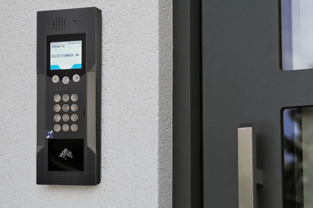 Porte de hall inox sur pivot pour copropriétés avec boîtes aux lettres