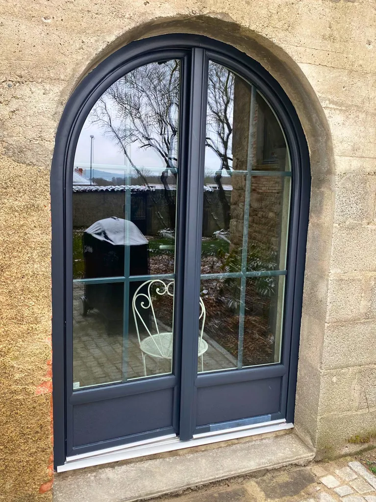 Installation d'une porte fenêtre cintrée en PVC gris anthracite avec croisillons, modèle Thermience des Menuiseries BOUVET à Riom (63)