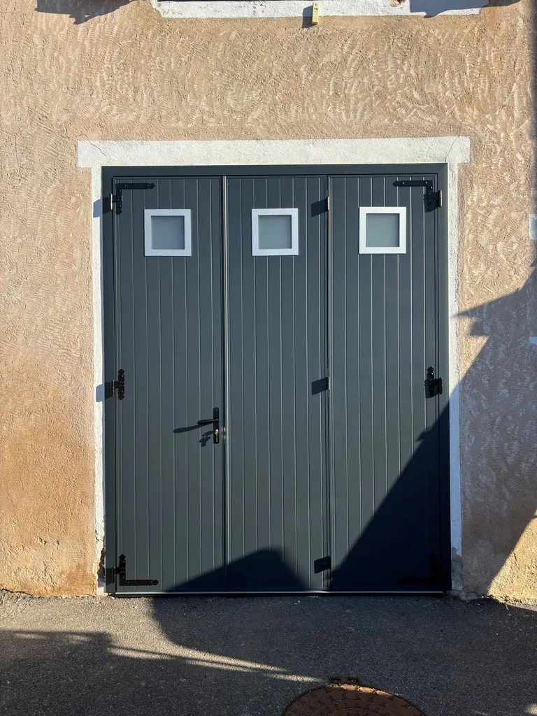 Installation d’une Porte de Garage Battante en Aluminium à Sault