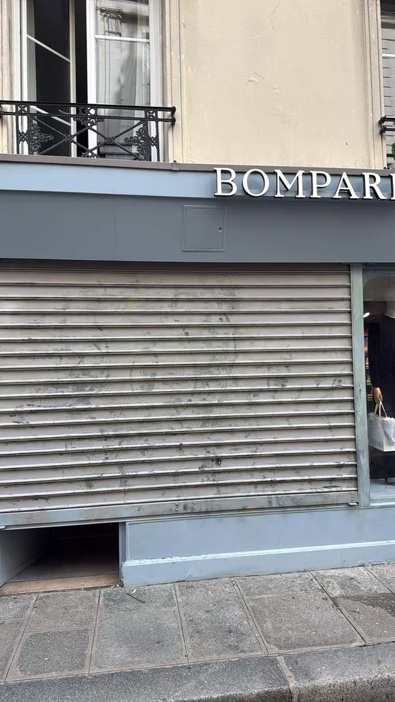 Enlèvement de TAGs et graffitis à Paris et en Petite Couronne : nettoyage professionnel de volets, façades et vitrines par Starsnett Services