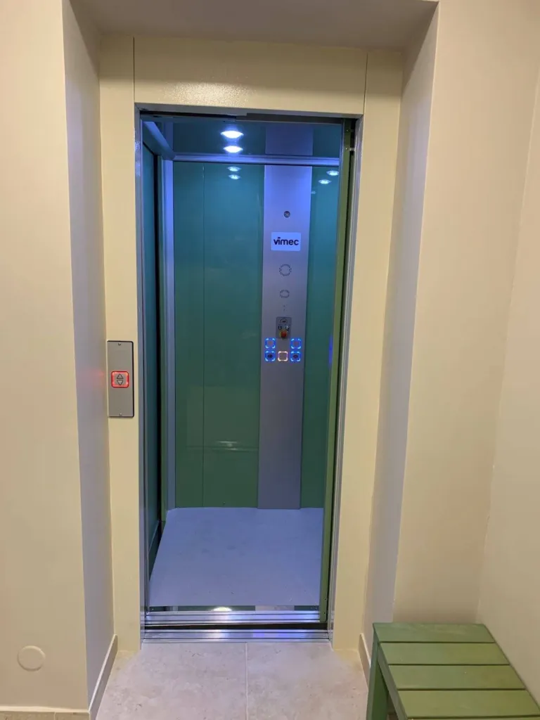 Un autre point de vue de la cabine avec cet accès d'équerre de la cabine de l'ascenseur de maison VIMEC E10 avec portes télescopiques entre Aix en Provence & Avignon