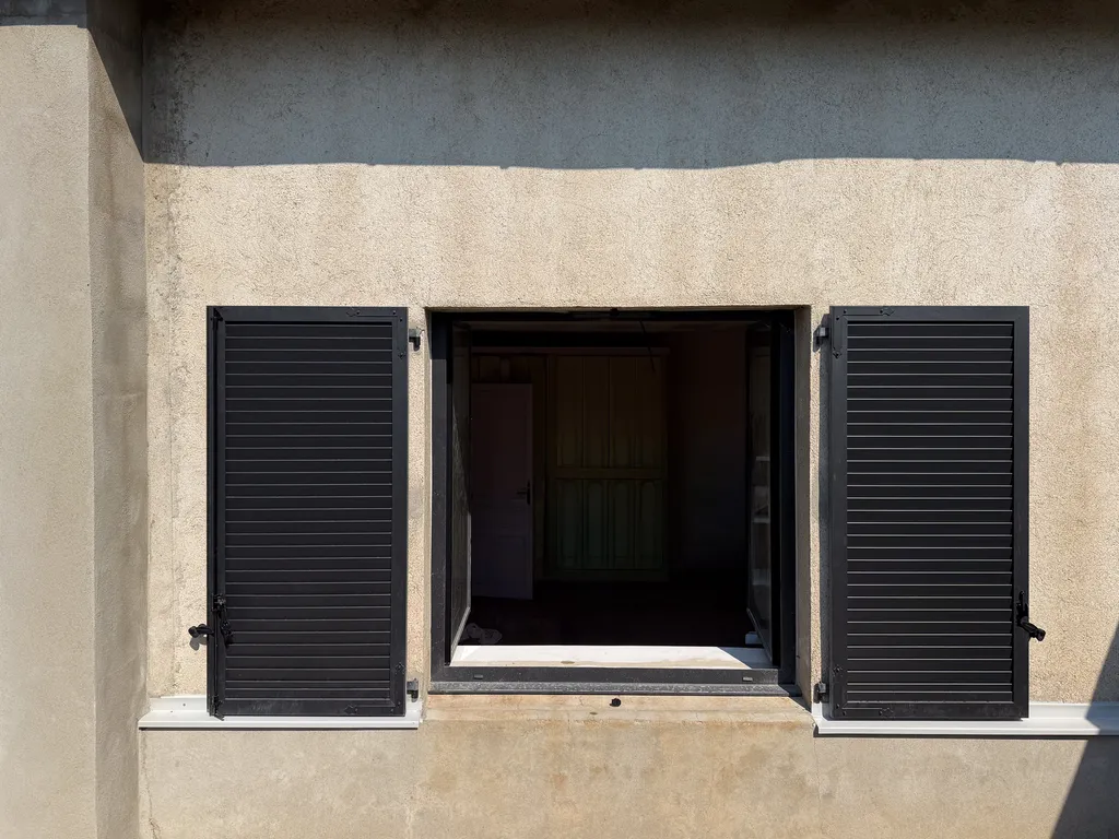 Menuiseries aluminium noir volcan à Laurac-en-Vivarais : une rénovation RG Aluminium pensée pour la lumière, l’usage et l’harmonie