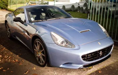 Vue avant de la Ferrari California équipée d’un film de protection PPF à Lorient.