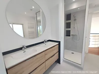 Conception pour sublime rénovation d'une salle de bain avec baignoire et douche à l'italienne à Marseille par AGENCE MRC : Architecte d'Intérieur spécialisé en salles de bain
