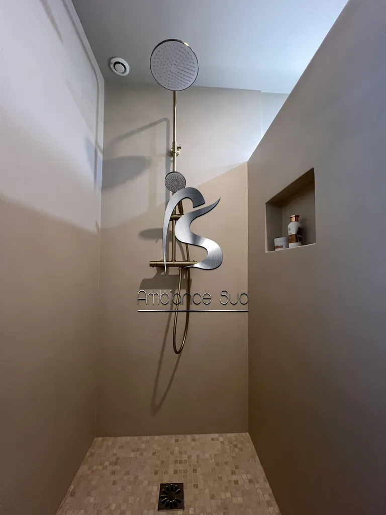 Réalisation d’une salle de bain en béton ciré taloché à Manosque près de Digne-les-Bains