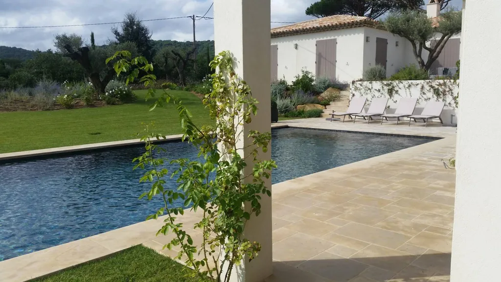 Terrasse en pierre naturelle beige