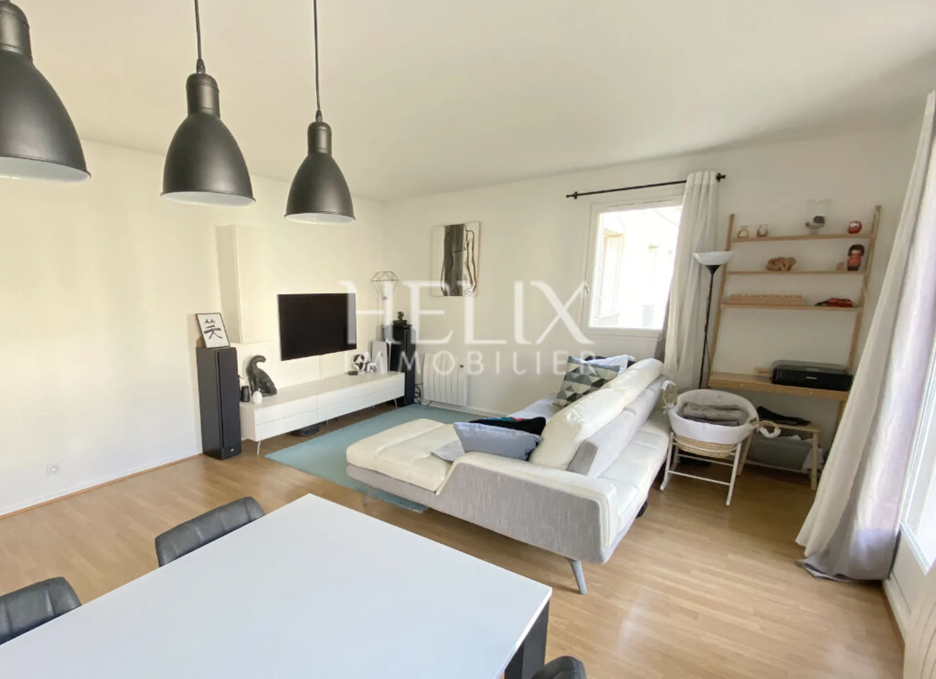 Le Pecq, sous les terrasses de saint Germain en Laye. 
3 pièces au sein d'un magnifique parc.