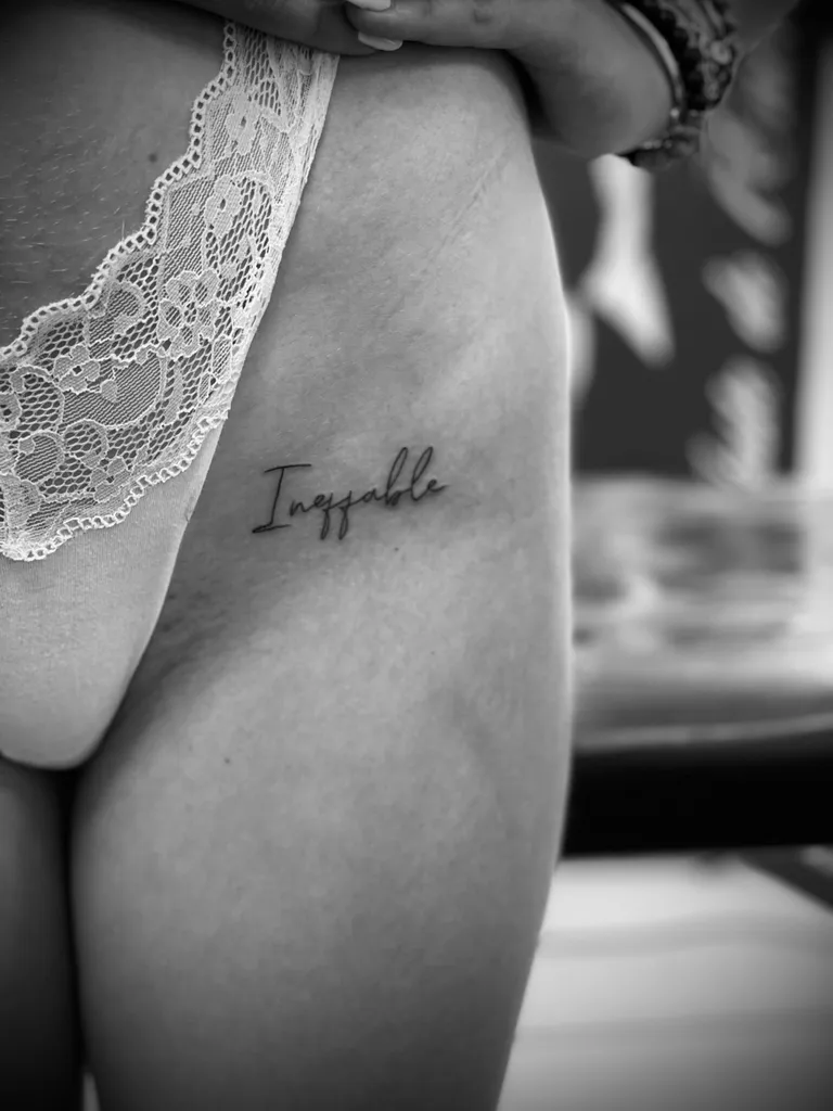 tatouage fin, écriture fines et légère à Craponne