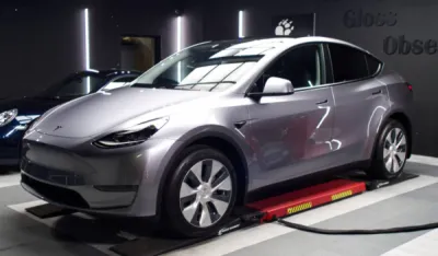 Les courbes élégantes de cette Tesla Model Y prennent vie grâce au film de protection XPEL. Un mélange de style et de sécurité automobile.