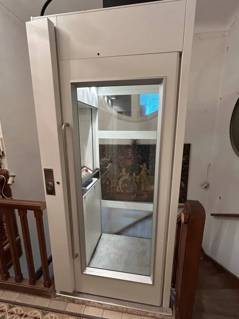 Design et transparence pour cet ascenseur de maison NAMILIFT PL 501 dans le jour de l'escalier dans cette maison d'octogénaires à Marseille