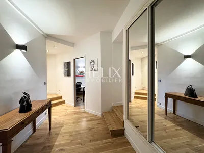 Très bel appartement de 98,14 M2 avec beaucoup de charme situé au coeur du centre ville de Saint-Germain-en-Laye au 2ème étage d'un immeuble ancien extrêmement bien entretenu.