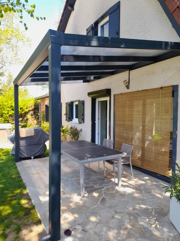Installation d'une pergola aluminium adossée Heolian avec toiture fixe à Bourg-de-Péage dans la Drôme (26)