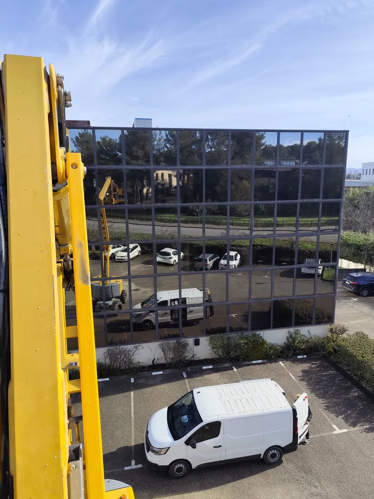 INSTALLATION SUR BATIMENT DE BUREAUX FILMS NATURAL 80 XC PROTECTION CONTRE LA CHALEUR ET LUMINOSITÉ SUR AIX LA DURANNE 13