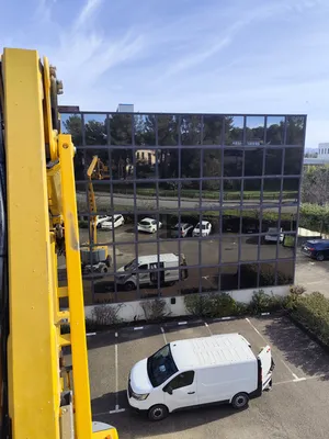 INSTALLATION SUR BATIMENT DE BUREAUX FILMS NATURAL 80 XC PROTECTION CONTRE LA CHALEUR ET LUMINOSITÉ SUR AIX LA DURANNE 13