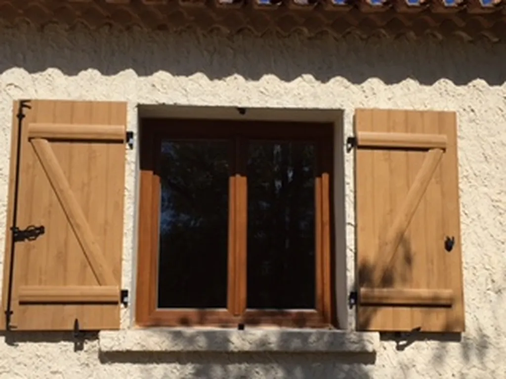 Pose de volets battants PVC imitation chêne dans le 84