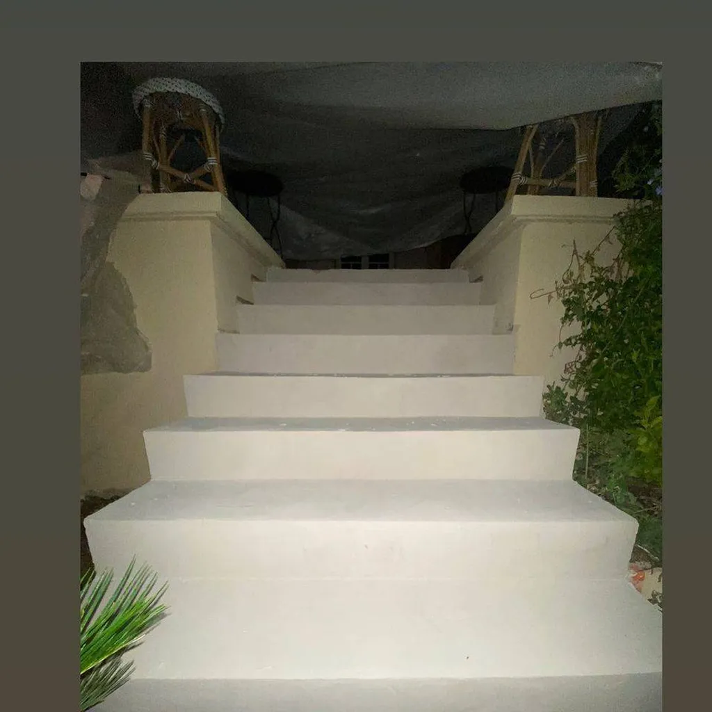 Réalisation d’un escalier extérieur en béton ciré TERRE DU MONDE