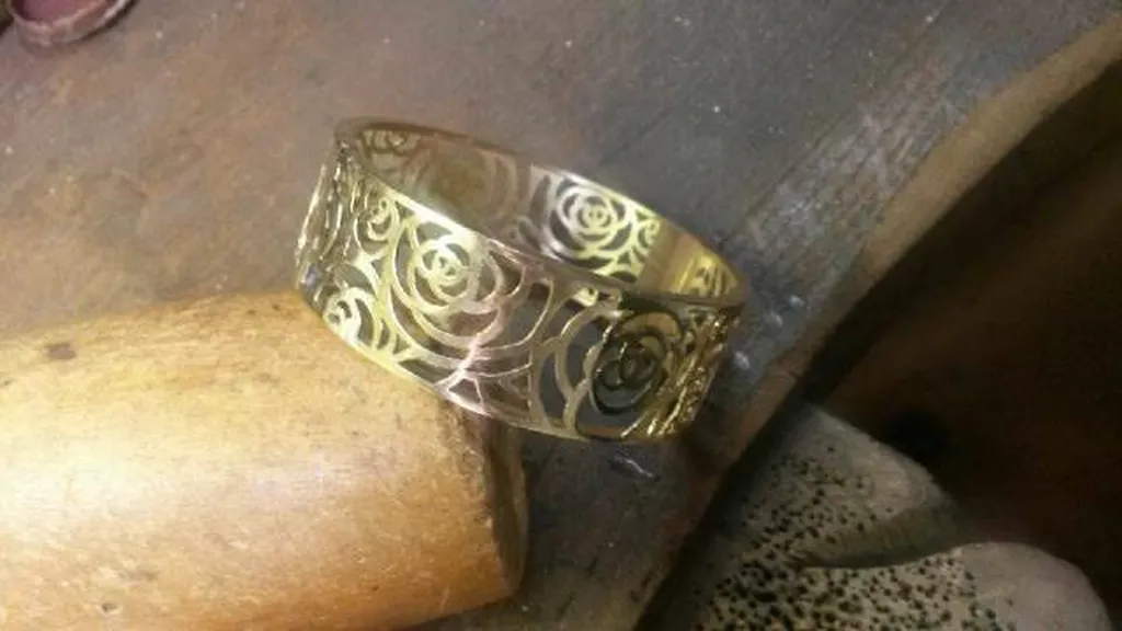 Bracelet jonc fleurs ouvrant or jaune florale