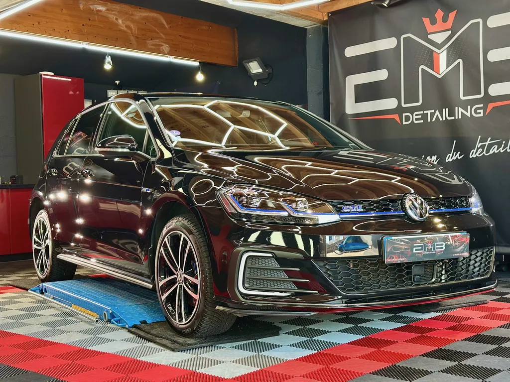 Restauration Volkswagen Golf GTE polissage Traitement céramique sur Lyon 