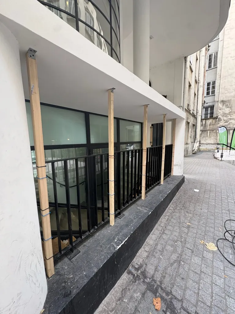 Pose d’une palissade d’occultation en bardage tôle nervurée 6x2 m pour sécuriser chantier à Paris 8e Madeleine