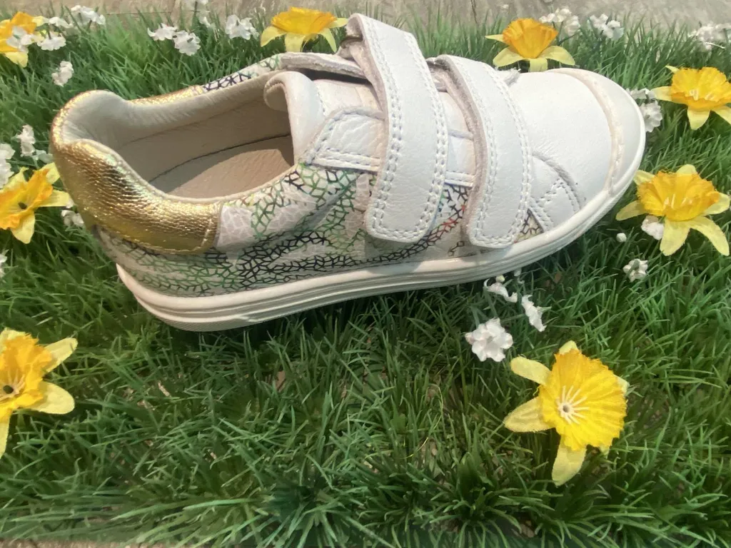 chaussure fille à velcros près de Saint Emilion