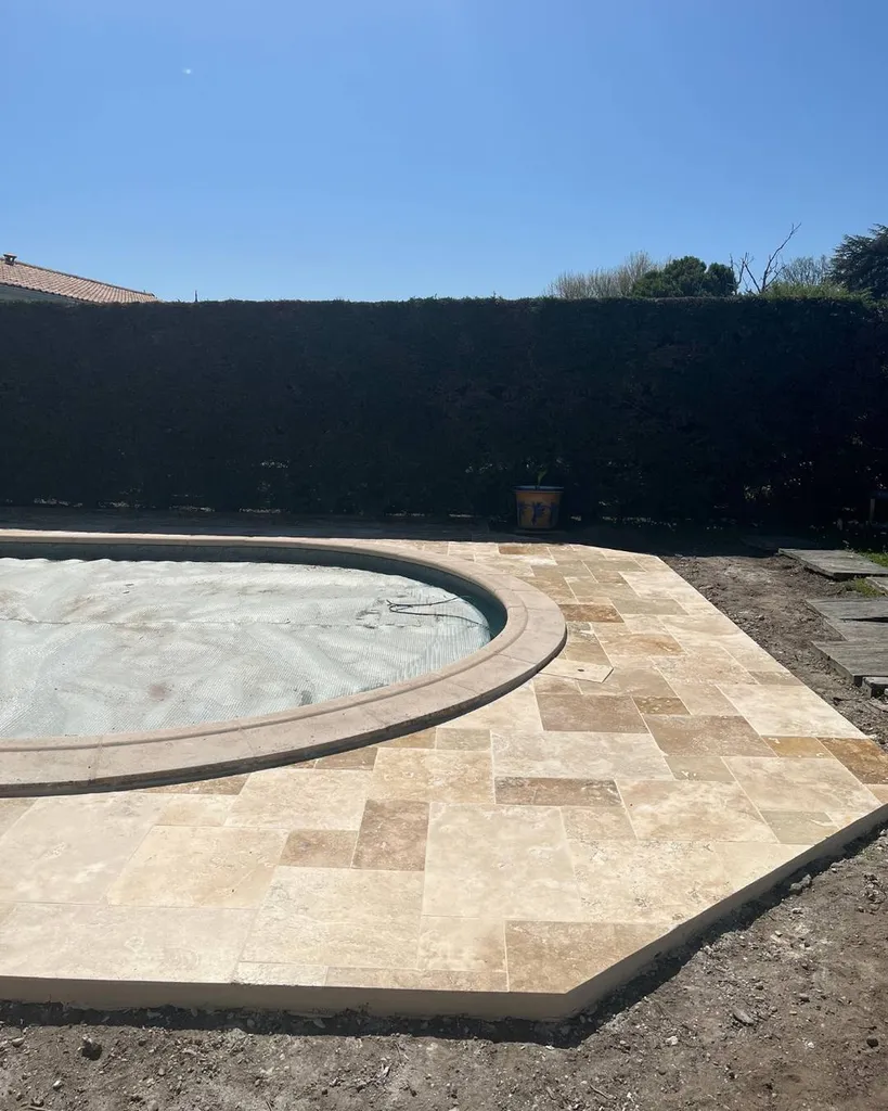 100% Pierres, terrasse de piscine en travertin 