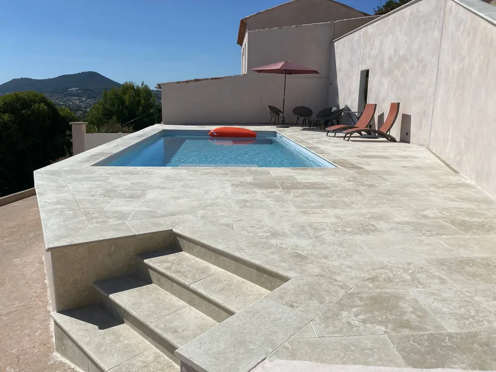 piscine alliance dans le var, avec banquette et plage, modele galaxite