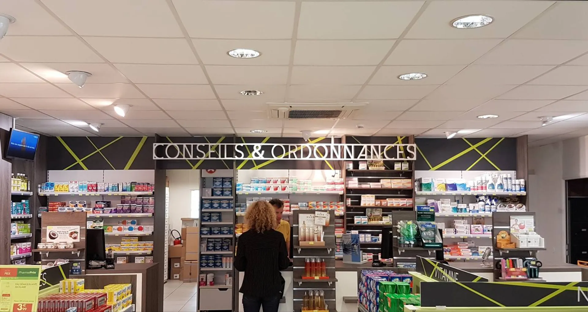 Réalisation de la communication de l'interieur de la Pharmacie de CAIS à Fréjus.