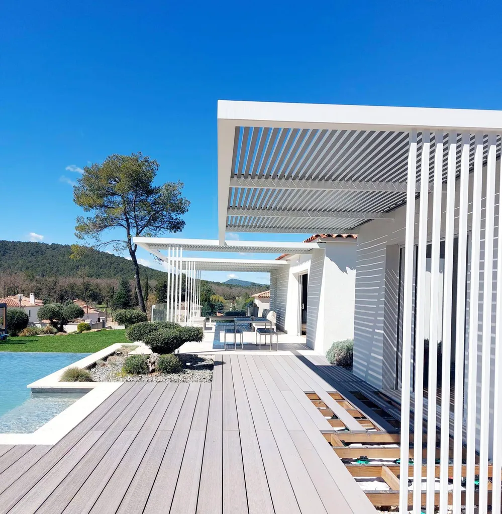 pergola sur mesure en acier de couleur blanche Eguilles Bouches du Rhône