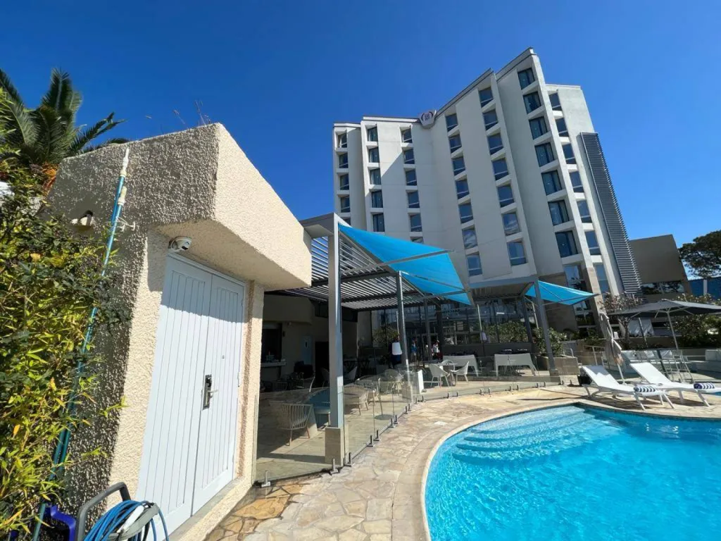 Store a projection sur mesure intégré a une pergola à Antibes