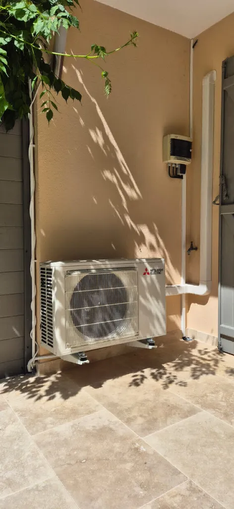 Installation d'une climatisation Mitsubishi avec cache-clim à Sainte-Maxime par ClimElec+