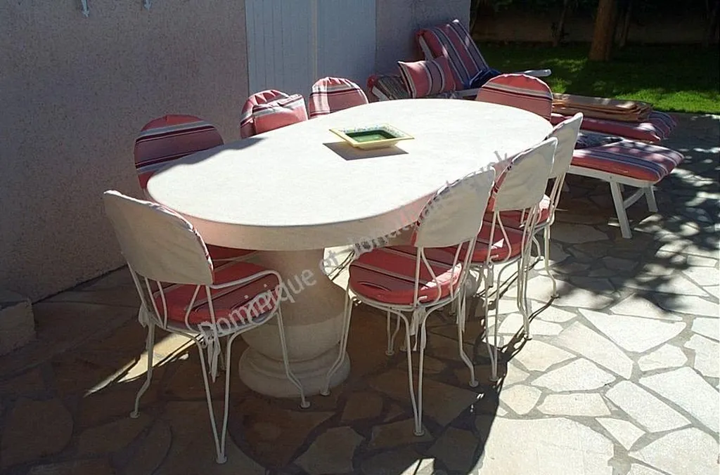 Tables avec bancs en pierre