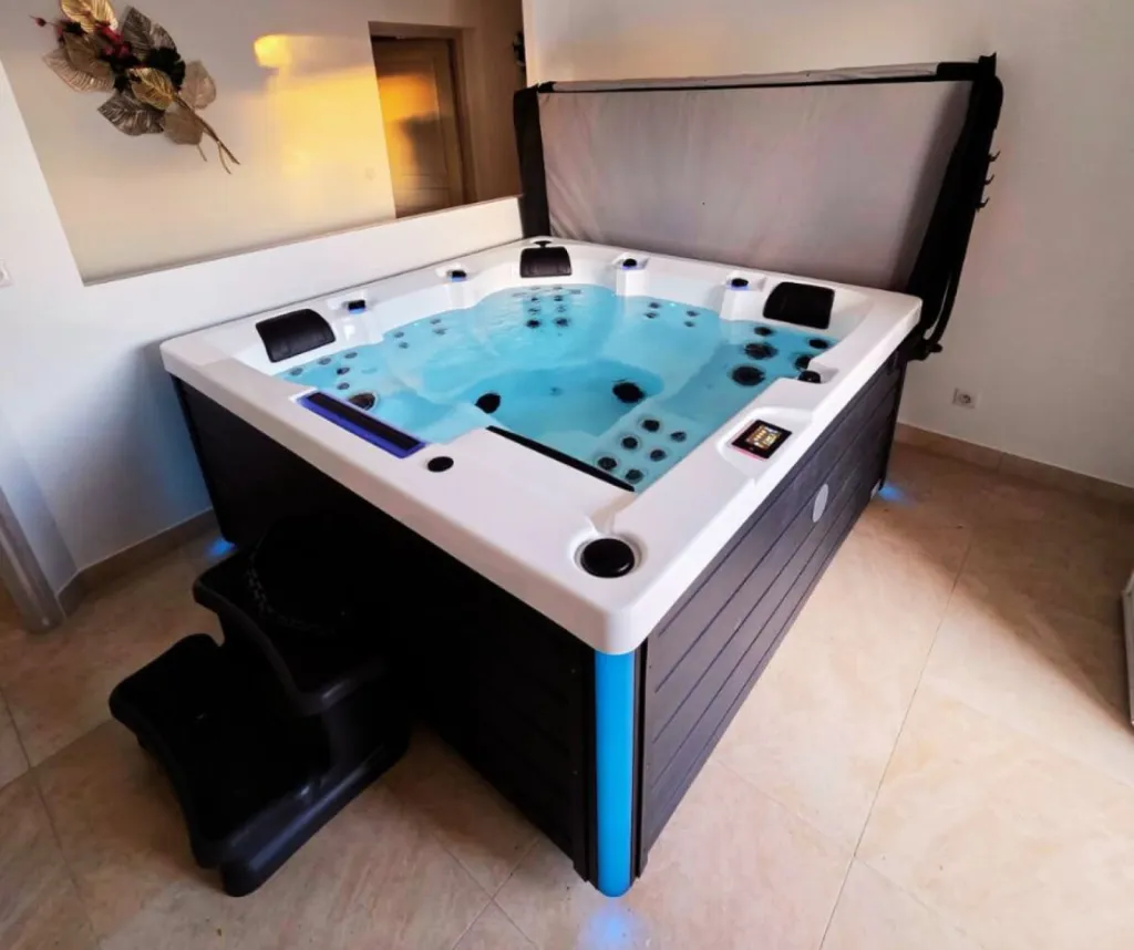 Installation et pose Spa thérapeutique cinq places avec deux allongées à St Siffret proche Uzès et St Maximin