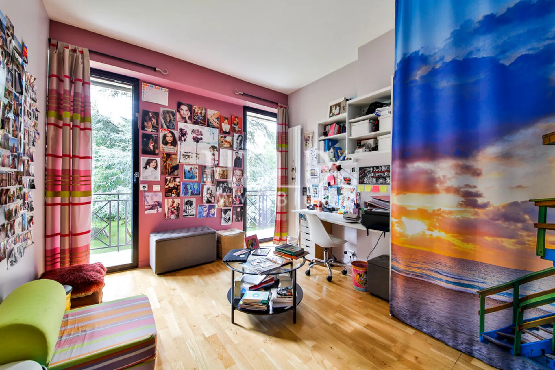 Maison d'architecte de 315 m² très élégante dans Le Vésinet à proximité du RER, elle dispose entre autre d'une salle de cinéma