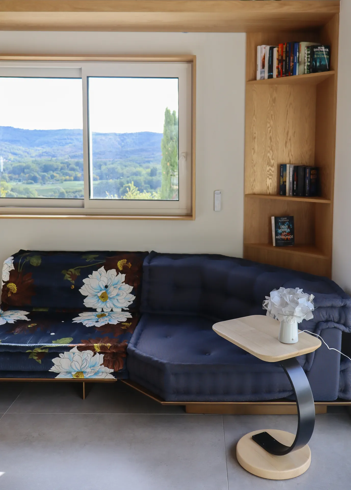 Meuble télé sur mesure en bois et rangements intégrés pour un intérieur contemporain vers Ruoms en Ardèche