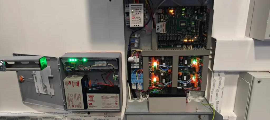 Pose d'un système de contrôle d'accès Alcéa ainsi que d'une alimentation secouru dans une usine dans la Plaine de l'Ain à Sainte Julie Pose d'un système de contrôle d'accès Alcéa ainsi que d'une alimentation secouru dans une usine dans la Plaine de l'Ain à Sainte Julie