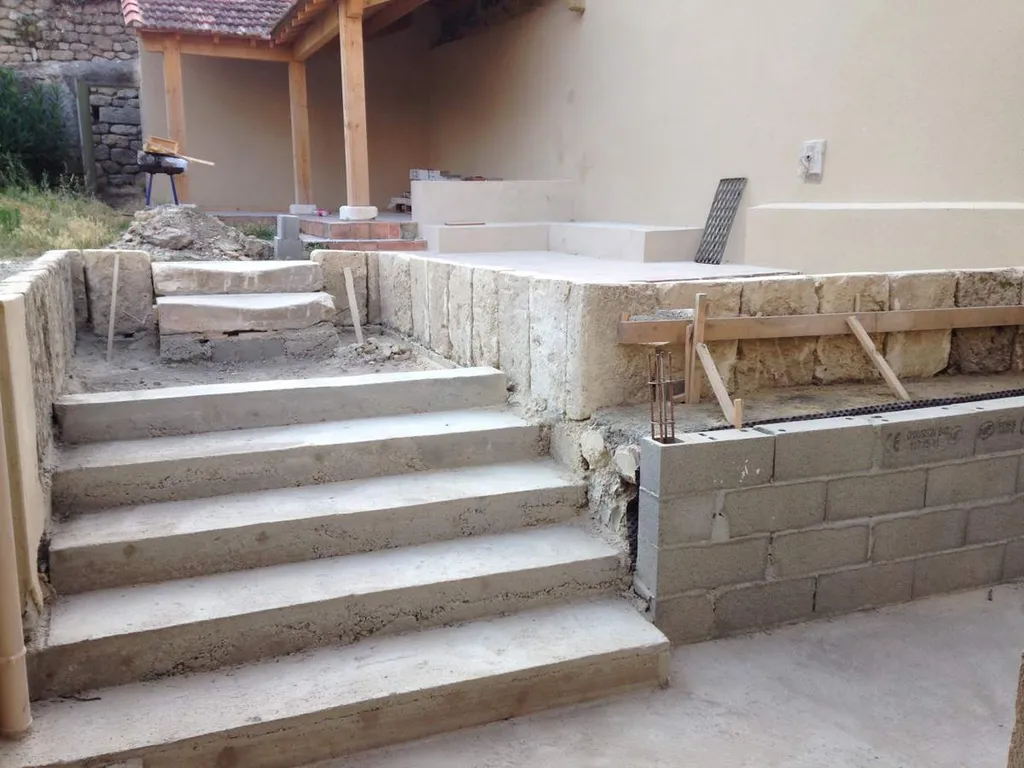 Mur de soutènement en parpaings - Réalisation d'un escalier extérieur à Salon de Provence 
